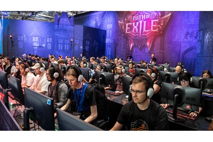Bild von der gamescom, man sieht Spieler:innen an PCs. Stand: Path of Exile, Halle 6Booth: Path of Exile, Hall 6