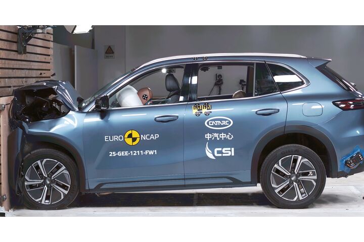 Ein Auto, das im Zuge eines Crashtests frontal gegen ein Hindernis prallt.