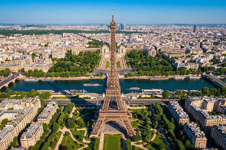 Blick über Paris mit dem Eiffelturm in der Mitte