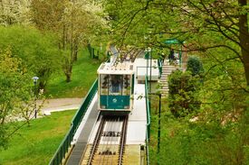 eine grüne Seilbahn, die den Petřín-Hügel hinauffährt