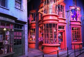 Ein roter Shop in der Winkelgasse von Harry Potter