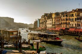 Ein Vaporetto auf dem Kanal Grande in Venedig
