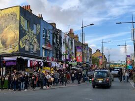 Menschen auf einer Einkaufsstraße in Camden