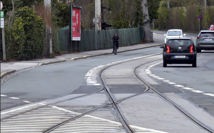 Hilmteichstraße in Graz mit Autos und Fahrradfahrer