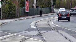 Hilmteichstraße in Graz mit Autos und Fahrradfahrer