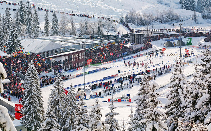 Verschneite Winterlandschaft mit Biathlon Stadion Hochfilzen