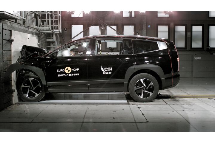 Ein Auto, das im Zuge eines Crashtests frontal gegen ein Hindernis prallt.