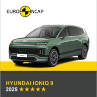 Crashtest: Hyundai Ioniq 9 Auf dem Bild sieht man ein grünes Auto. Darüber das Logo des Crashtest-Konsortiums Euro NCAP. Unter dem Auto steht in gelber Schrift auf grauem Hintergrund, um welches Fahrzeug es sich handelt sowie die Sternebewertung, in weißer Schrift das Jahr des Tests.