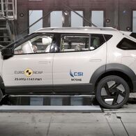 Ein Auto, das im Zuge eines Crashtests frontal gegen ein Hindernis prallt.