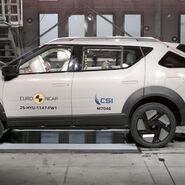 Ein Auto, das im Zuge eines Crashtests frontal gegen ein Hindernis prallt.