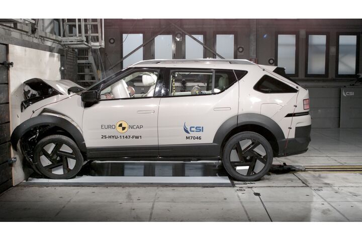 Ein Auto, das im Zuge eines Crashtests frontal gegen ein Hindernis prallt.