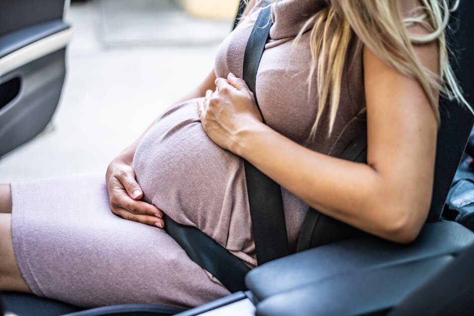 Studie zeigt: 4 von 10 Schwangeren verwenden den Fahrzeuggurt