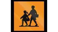 Gelbrote, quadratische Tafel, auf der 2 Kinder mit Schultasche erkennbar sind, mit einer schwarzen Umrandung für die Kennzeichnung eines Schülertransports.