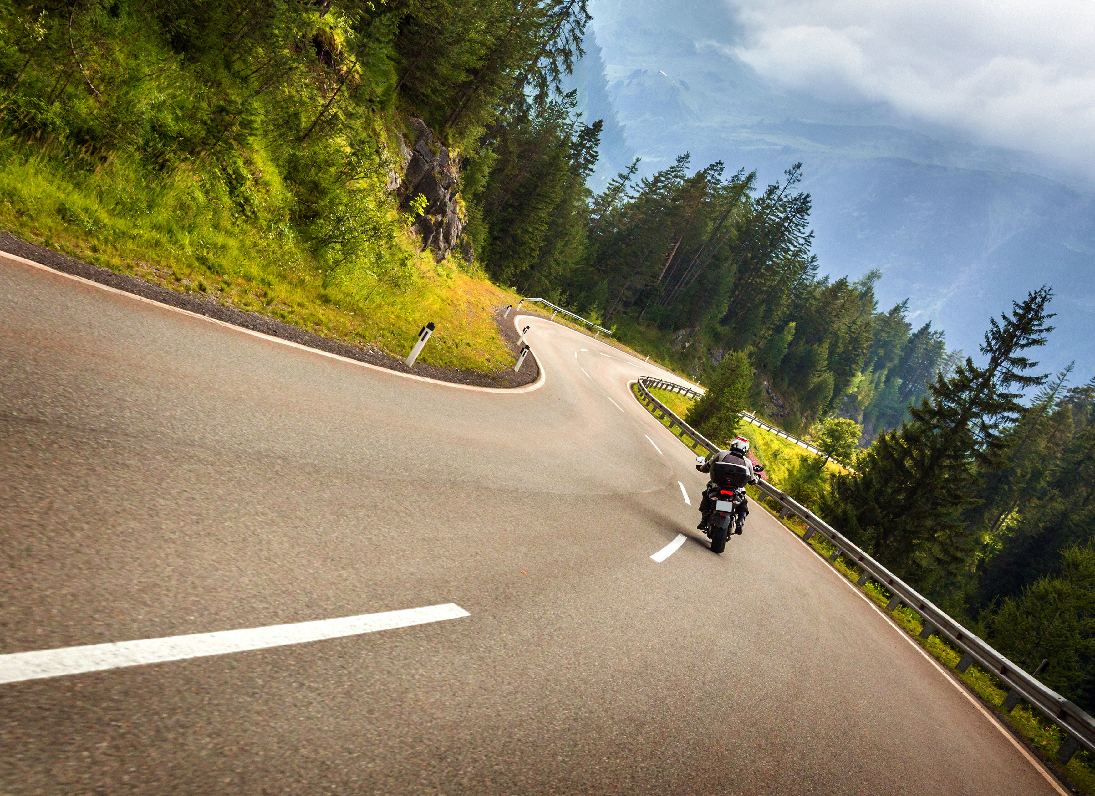 Wer zahlt, wenn das Motorrad gegen ein Auto fällt?