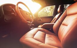 Innenraum eines Autos mit starker Sonneneinstrahlung