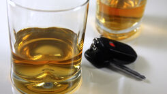 Zwei Gläser mit hochprozentigem Alkohol, daneben liegt ein Autoschlüssel.