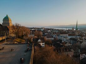 Vogelperspektive auf die Polyterrasse in Zürich und den Ausblick über die Stadt