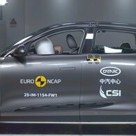 Crashtest: IM IM6 Ein Auto, das im Zuge eines Crashtests frontal gegen ein Hindernis prallt.