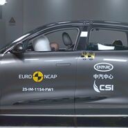 Ein Auto, das im Zuge eines Crashtests frontal gegen ein Hindernis prallt.