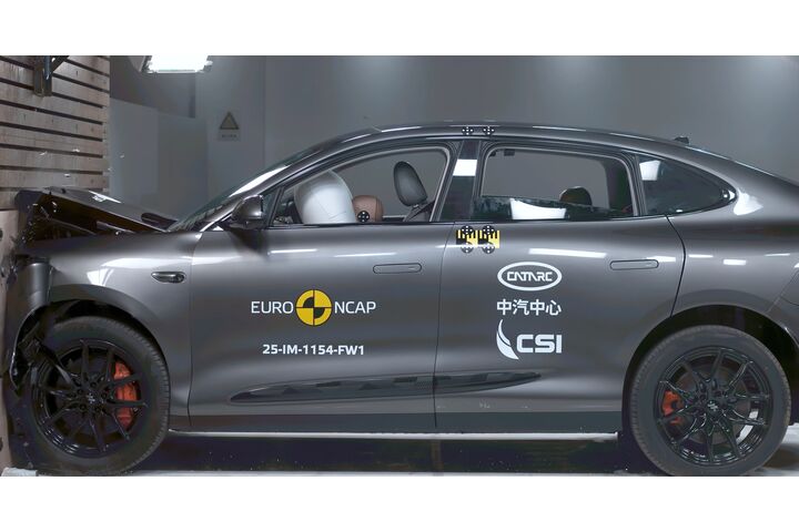 Ein Auto, das im Zuge eines Crashtests frontal gegen ein Hindernis prallt.