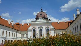 Schloss Gödöllő in Ungarn mit Blumen im Vordergrund