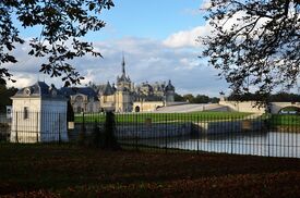 Schloss Chantilly am Wasser hinter einem Zaun