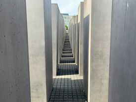 Grauer Betonflur mit vielen Betonblöcken