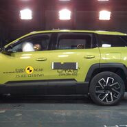 Ein Auto, das im Zuge eines Crashtests frontal gegen ein Hindernis prallt.