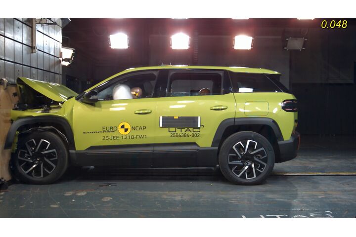 Ein Auto, das im Zuge eines Crashtests frontal gegen ein Hindernis prallt.