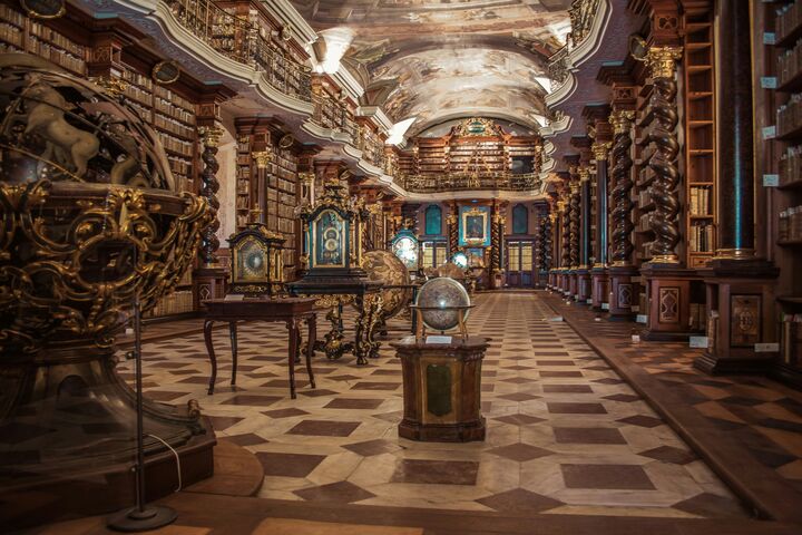 Globen in einer edlen Bibliothek im Clementinum