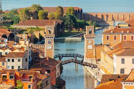 Blick auf ein altes Werftgelände am Kanal in Venedig