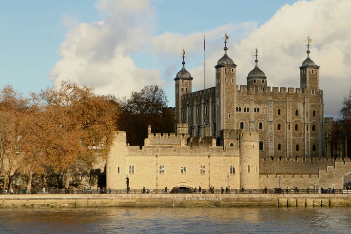 Blick auf die Tower of London Burganlage mit mehreren Türmen