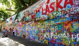 eine Mauer mit vielen bunten Graffitis in Prag