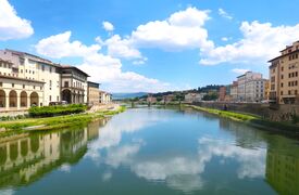 Der Fluss Arno mit Häusern links und rechts am Ufer