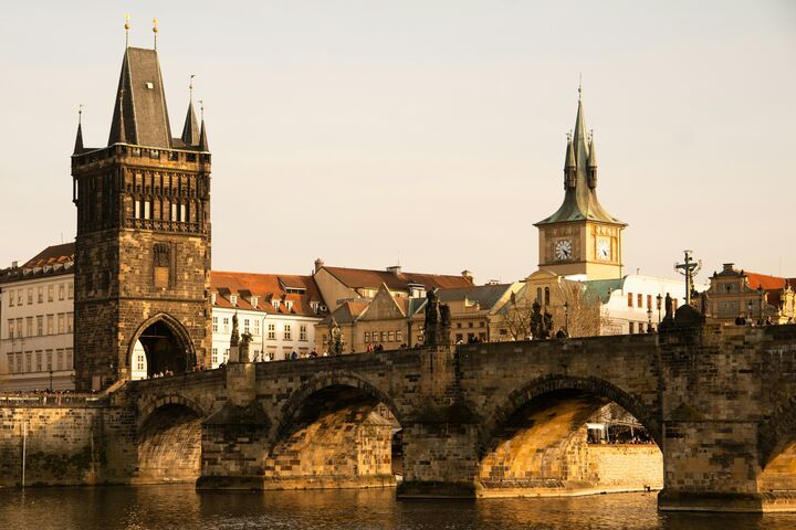 Blick auf die Karlsbrücke und den Turm mit der Stadt Prag im Hintergrund