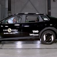 Ein Auto, das im Zuge eines Crashtests frontal gegen ein Hindernis prallt.