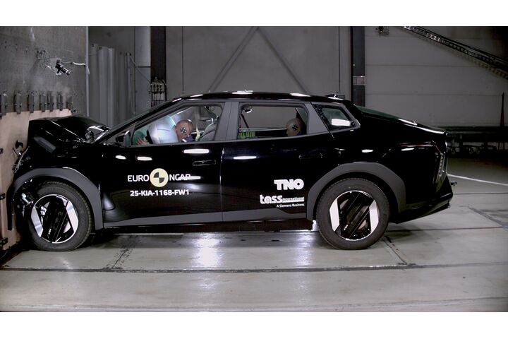 Ein Auto, das im Zuge eines Crashtests frontal gegen ein Hindernis prallt.