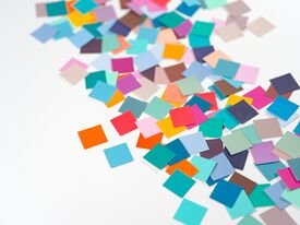 Ein Haufen buntes Papier auf einem Tisch