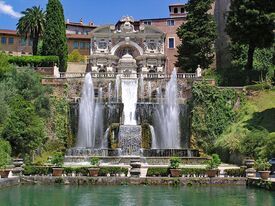 Eine Villa mit einem Brunnen und Wasserfontänen