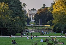 Menschen auf den Wiesen im Parco Sempione und der Friedenstorbogen