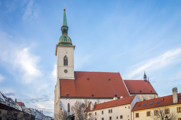 eine große Kirche mit einem hohen Turm