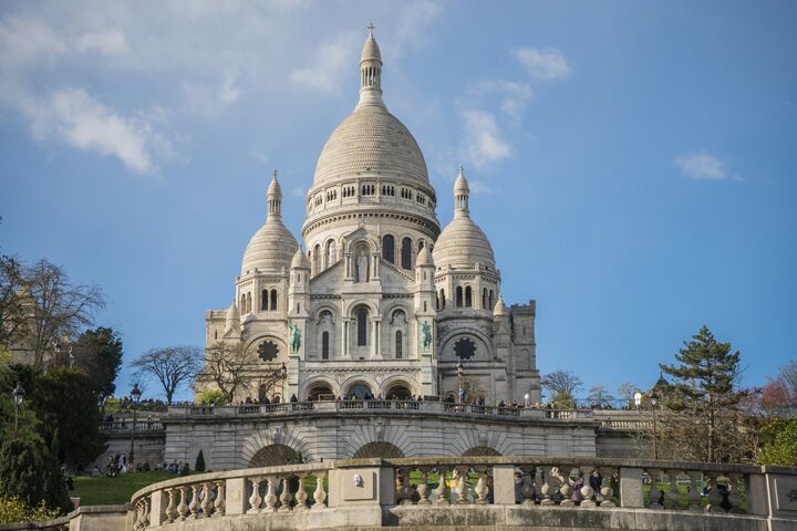 Blick auf das Sacré-Cœur auf einem Hügel