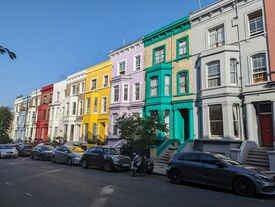 Bunte Häuser in einer Straße in Notting Hill