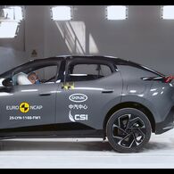 ÖAMTC-Crashtest: Lynk & Co 02 Das Foto zeigt ein graues Auto von der Seite, das gerade im Zuge eines Crashtests frontal gegen ein Hindernis prallt.