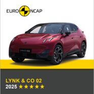 Auf dem Bild sieht man ein weinrotes Auto. Darüber das Logo des Crashtest-Konsortiums Euro NCAP. Unter dem Auto steht in gelber Schrift auf grauem Hintergrund, um welches Fahrzeug es sich handelt sowie die Sternebewertung, in weißer Schrift das Jahr des Tests.