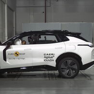 Crashtest: Lynk & Co 08 Ein Auto, das im Zuge eines Crashtests frontal gegen ein Hindernis prallt.