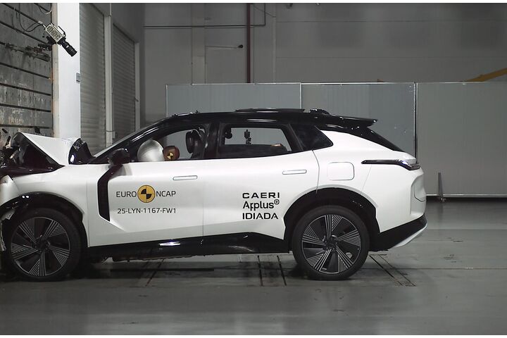 Ein Auto, das im Zuge eines Crashtests frontal gegen ein Hindernis prallt.
