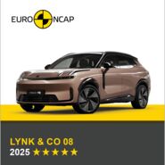 Auf dem Bild sieht man ein hellbraunes Auto. Darüber das Logo des Crashtest-Konsortiums Euro NCAP. Unter dem Auto steht in gelber Schrift auf grauem Hintergrund, um welches Fahrzeug es sich handelt sowie die Sternebewertung, in weißer Schrift das Jahr des Tests.