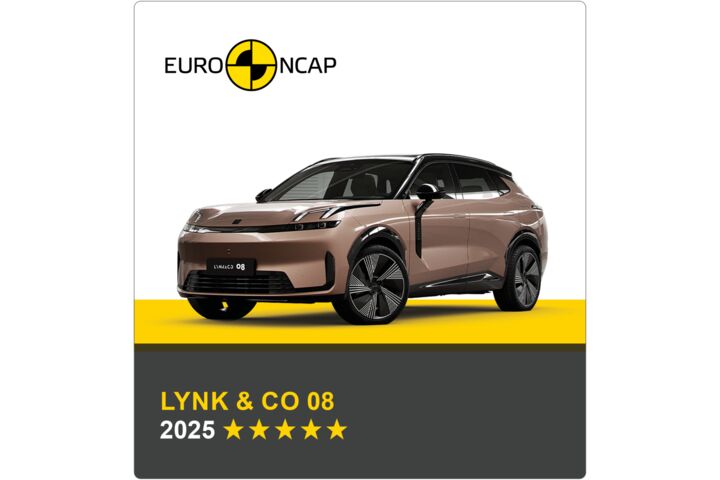 Auf dem Bild sieht man ein hellbraunes Auto. Darüber das Logo des Crashtest-Konsortiums Euro NCAP. Unter dem Auto steht in gelber Schrift auf grauem Hintergrund, um welches Fahrzeug es sich handelt sowie die Sternebewertung, in weißer Schrift das Jahr des Tests.