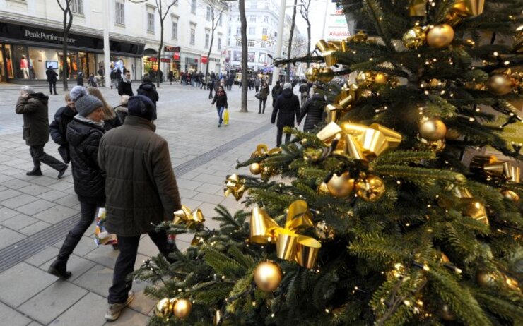 Dekorierter Weihnachtsbaum und bummelnde Menschen entlang der Mariahilfer Straße